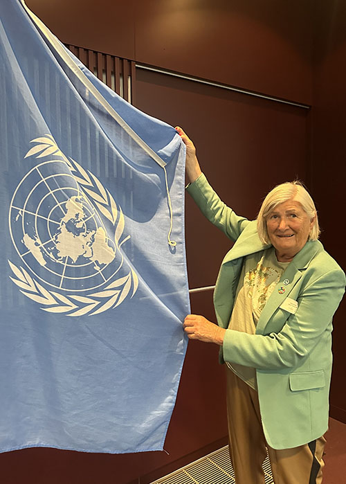 Helga Arntzen med FNs flagg
